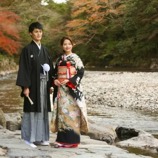 紅葉の庭園で寄り添う和装のおふたり|伊勢おかげさま婚