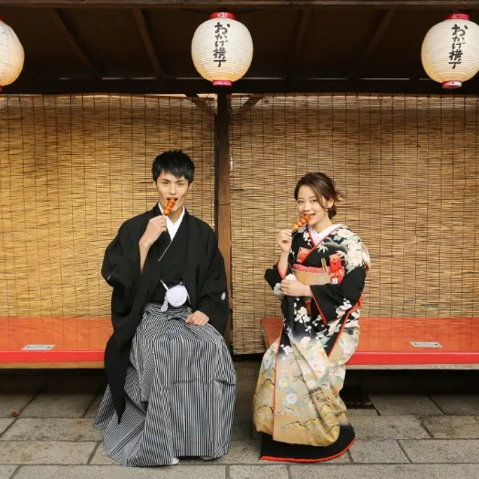 朱色の建具を背に腰かけた和装のおふたり|伊勢おかげさま婚