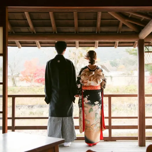 紅葉を望む座敷から庭を眺めるおふたり|伊勢おかげさま婚