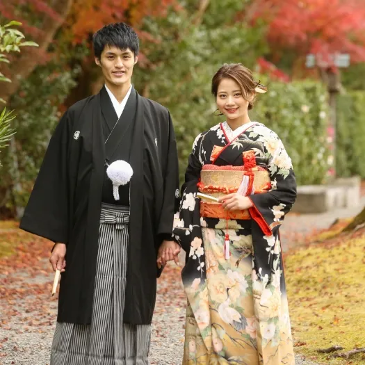 紅葉を背に見つめ合う和装のおふたり|伊勢おかげさま婚