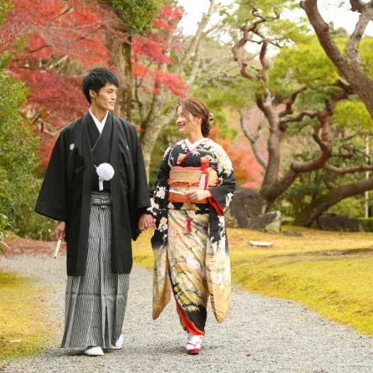 紅葉の並木を歩く和装のおふたり|伊勢おかげさま婚