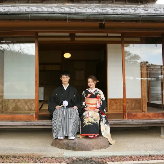 日本家屋の広縁に立つ和装のおふたり|伊勢おかげさま婚