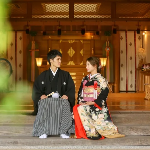 灯りに照らされた社殿前の和装のおふたり|伊勢おかげさま婚