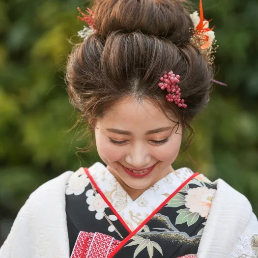 髪飾りをつけた白無垢の花嫁の横顔|伊勢おかげさま婚