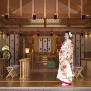 神殿の中に立つ色打掛の花嫁|伊勢おかげさま婚