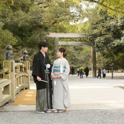 伊勢神宮の参道を並んで歩くおふたり|伊勢おかげさま婚