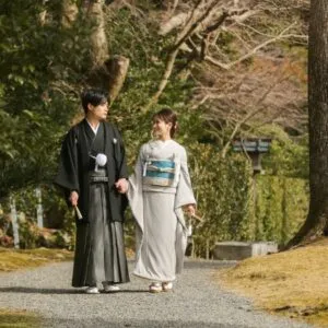 参道の木立を歩く和装のおふたりの後ろ姿|伊勢おかげさま婚