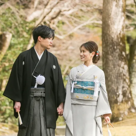 参道で語らう紋付袴と引き振袖のおふたり|伊勢おかげさま婚