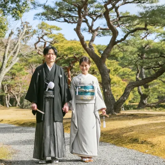 大木の下を歩く和装のおふたり|伊勢おかげさま婚