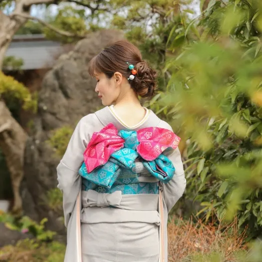 帯結びを見せる参拝用引き振袖の後ろ姿|伊勢おかげさま婚