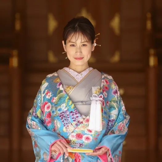 社殿の前に立つ青地の振袖の花嫁|伊勢おかげさま婚