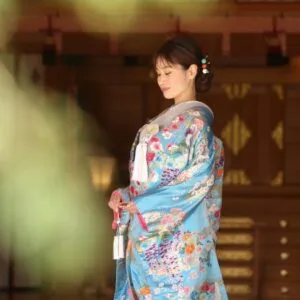 神殿を背にした水色の色打掛の花嫁|伊勢おかげさま婚