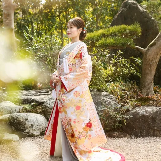 庭園に佇む白地の色打掛の花嫁|伊勢おかげさま婚