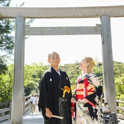 伊勢神宮の鳥居の前で結婚奉告参拝に向かうおふたり|伊勢おかげさま婚