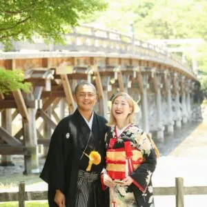 伊勢神宮 宇治橋を背にした和装のおふたり|伊勢おかげさま婚
