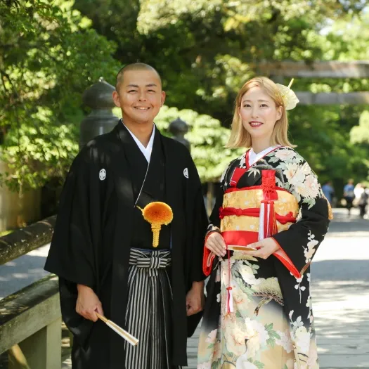 新緑の参道に立つ紋付袴と色打掛のおふたり|伊勢おかげさま婚