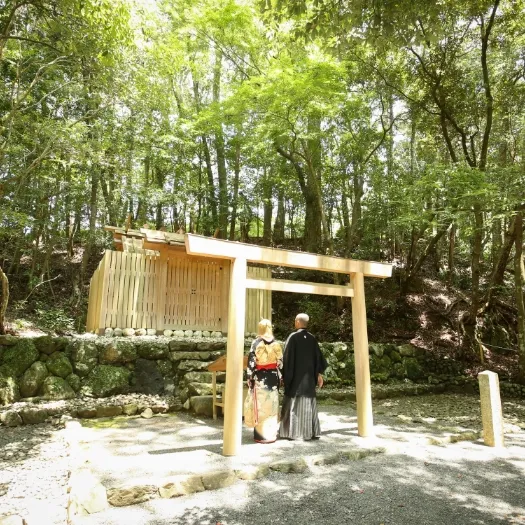 五十鈴川の御手洗場と鳥居|伊勢おかげさま婚
