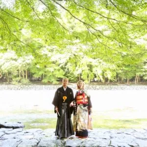 新緑の参道を歩く和装のおふたりの遠景|伊勢おかげさま婚