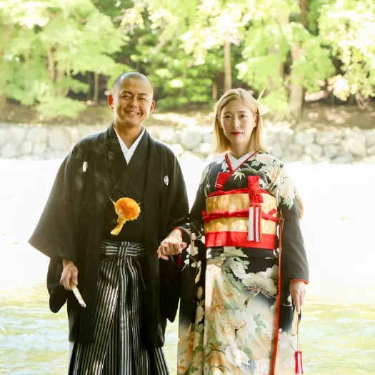 五十鈴川のほとりに並ぶ和装のおふたり|伊勢おかげさま婚