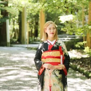 参道に佇む黒地の色打掛の花嫁|伊勢おかげさま婚