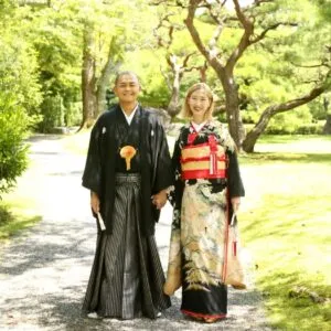 木立を背にした紋付袴と色打掛のおふたり|伊勢おかげさま婚