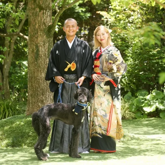 大木の下に並ぶ紋付袴と色打掛のおふたり|伊勢おかげさま婚