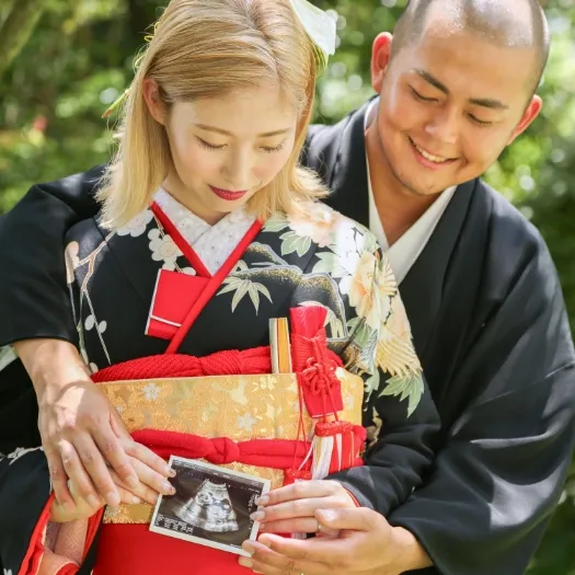 寄り添って笑い合う和装のおふたり|伊勢おかげさま婚