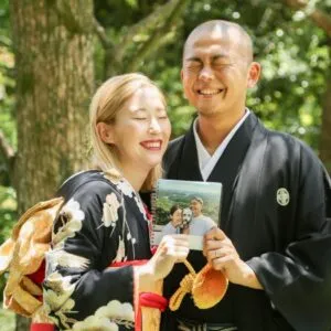 記念の一枚を見て笑顔になるおふたり|伊勢おかげさま婚