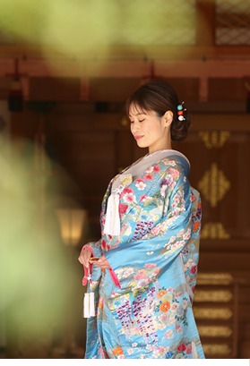 賀寿殿の御扉の前で振袖をまとった花嫁